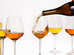 Vino, bottiglie da 300 euro, la nuova moda per gli orange wines