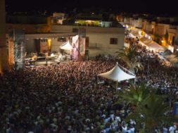 Tutto pronto per il Cous Cous Fest 2018. Tra i protagonisti “Le Vibrazioni”, “The Kolors”, “Ermal Meta” e “Beppe Grillo”